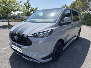 Voir le détail de l'offre de cette FORD Transit Custom Fg 320 L1H1 2.5 Duratec 232ch Hybride recheargeable Cabine Approfondie Sport CVT de 2025 en vente à partir de 53 999 € 
